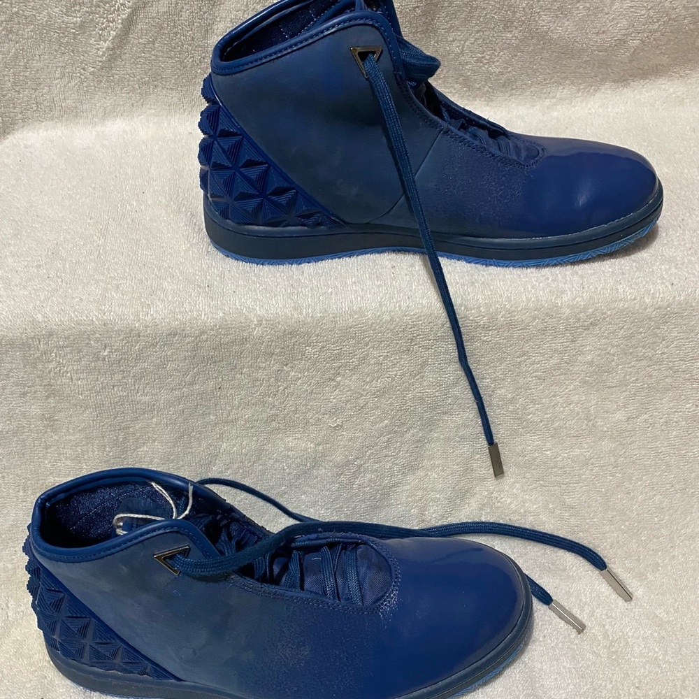 Air Jordan sneakers blue good condition I never used no box